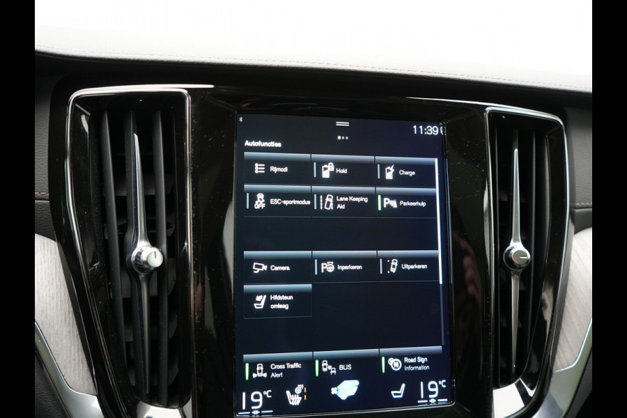 Volvo V60 2.0 T6 Recharge AWD Inscription Plug In Hybrid 350pk PHEV | Trekhaak Af Fabriek | Panodak | Adaptive Cruise | Adaptive LED | Harman & Kardon |  Lederen Sportstoelen Memory & Verwarmd | Blis | Apple Carplay | Pilot Assist | Navigatie | Virtual |