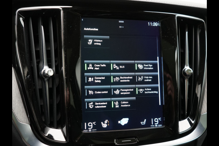 Volvo V60 2.0 T6 Recharge AWD Inscription Plug In Hybrid 350pk PHEV | Trekhaak Af Fabriek | Panodak | Adaptive Cruise | Adaptive LED | Harman & Kardon |  Lederen Sportstoelen Memory & Verwarmd | Blis | Apple Carplay | Pilot Assist | Navigatie | Virtual |