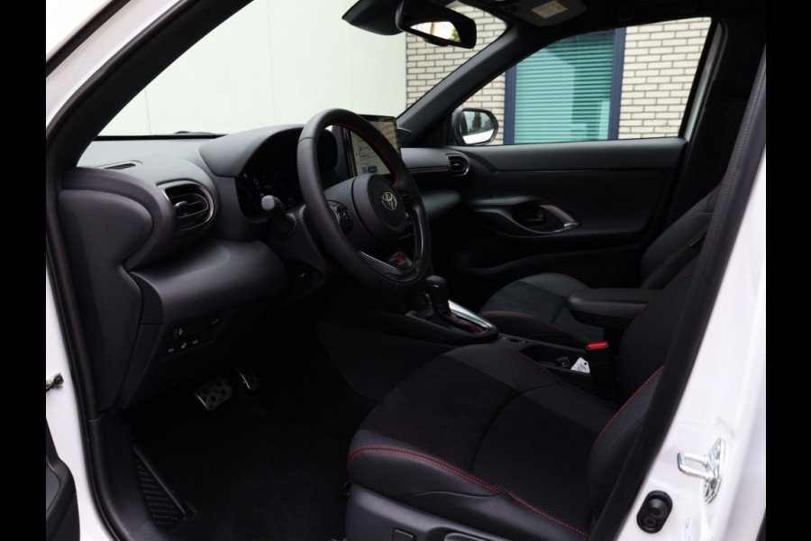 Toyota Yaris Cross 1.5 Hyb 130 GR Sport | Nieuw | Half Leder/Alcantara | Dodehoek