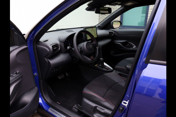 Toyota Yaris Cross 1.5 Hyb 130 GR Sport | Nieuw | Bi-Tone | Stoel/Stuurwielverwarmi Toyota Yaris Cross 1.5 Hyb 130 GR Sport | Nieuw | Bi-Tone | Stoel/Stuurwielverwarmi