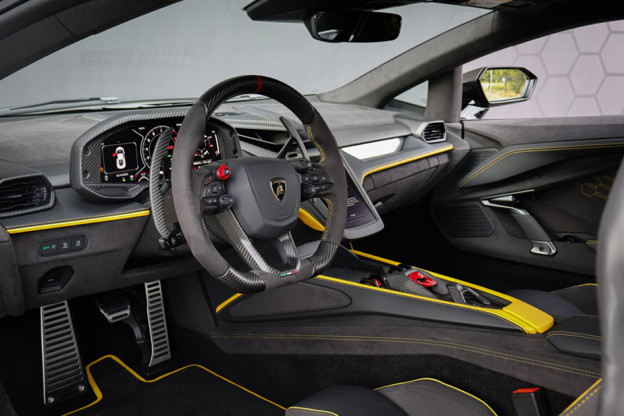 Lamborghini Revuelto | LIFT | CARBON IN & EXTERIEUR | PASSENGER DISPLAY | ADAPTIVE CRUISE | APPLE CARPLAY | SONUS FABER SOUND | PARKING PACK | HEADLA Lamborghini Revuelto | LIFT | CARBON IN & EXTERIEUR | PASSENGER DISPLAY | ADAPTIVE CRUISE | APPLE CARPLAY | SONUS FABER SOUND | PARKING PACK | HEADLA