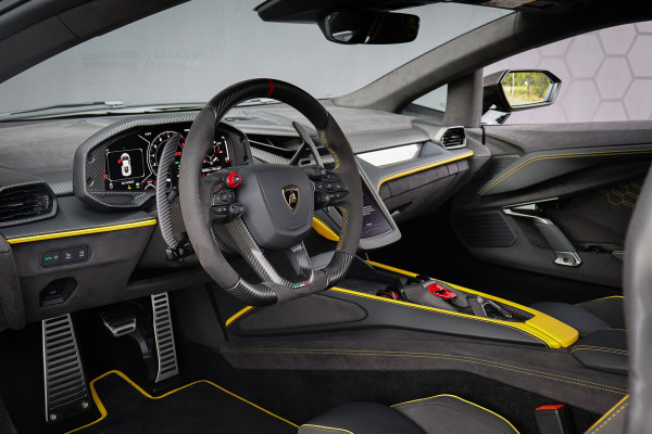 Lamborghini Revuelto | LIFT | CARBON IN & EXTERIEUR | PASSENGER DISPLAY | ADAPTIVE CRUISE | APPLE CARPLAY | SONUS FABER SOUND | PARKING PACK | HEADLA Lamborghini Revuelto | LIFT | CARBON IN & EXTERIEUR | PASSENGER DISPLAY | ADAPTIVE CRUISE | APPLE CARPLAY | SONUS FABER SOUND | PARKING PACK | HEADLA