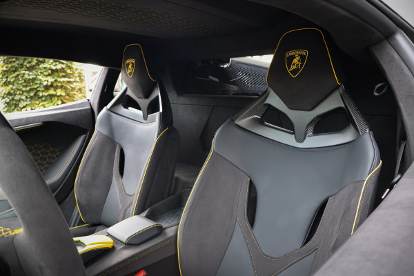 Lamborghini Revuelto | LIFT | CARBON IN & EXTERIEUR | PASSENGER DISPLAY | ADAPTIVE CRUISE | APPLE CARPLAY | SONUS FABER SOUND | PARKING PACK | HEADLA Lamborghini Revuelto | LIFT | CARBON IN & EXTERIEUR | PASSENGER DISPLAY | ADAPTIVE CRUISE | APPLE CARPLAY | SONUS FABER SOUND | PARKING PACK | HEADLA