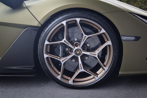 Lamborghini Revuelto | LIFT | CARBON IN & EXTERIEUR | PASSENGER DISPLAY | ADAPTIVE CRUISE | APPLE CARPLAY | SONUS FABER SOUND | PARKING PACK | HEADLA Lamborghini Revuelto | LIFT | CARBON IN & EXTERIEUR | PASSENGER DISPLAY | ADAPTIVE CRUISE | APPLE CARPLAY | SONUS FABER SOUND | PARKING PACK | HEADLA
