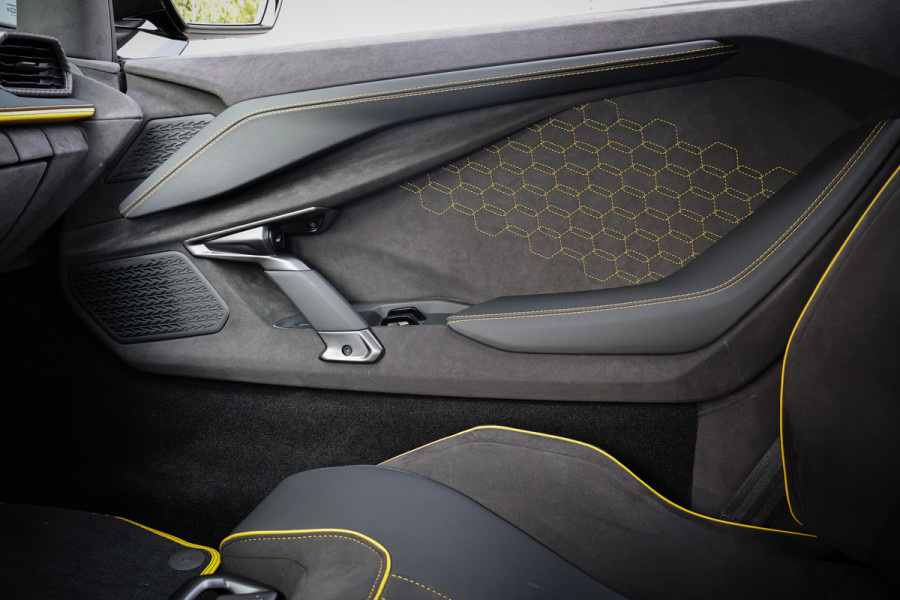 Lamborghini Revuelto | LIFT | CARBON IN & EXTERIEUR | PASSENGER DISPLAY | ADAPTIVE CRUISE | APPLE CARPLAY | SONUS FABER SOUND | PARKING PACK | HEADLA Lamborghini Revuelto | LIFT | CARBON IN & EXTERIEUR | PASSENGER DISPLAY | ADAPTIVE CRUISE | APPLE CARPLAY | SONUS FABER SOUND | PARKING PACK | HEADLA