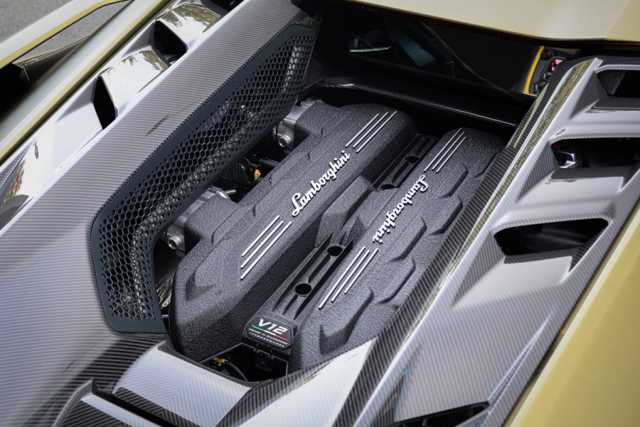 Lamborghini Revuelto | LIFT | CARBON IN & EXTERIEUR | PASSENGER DISPLAY | ADAPTIVE CRUISE | APPLE CARPLAY | SONUS FABER SOUND | PARKING PACK | HEADLA Lamborghini Revuelto | LIFT | CARBON IN & EXTERIEUR | PASSENGER DISPLAY | ADAPTIVE CRUISE | APPLE CARPLAY | SONUS FABER SOUND | PARKING PACK | HEADLA