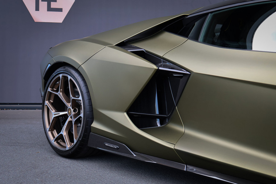 Lamborghini Revuelto | LIFT | CARBON IN & EXTERIEUR | PASSENGER DISPLAY | ADAPTIVE CRUISE | APPLE CARPLAY | SONUS FABER SOUND | PARKING PACK | HEADLA Lamborghini Revuelto | LIFT | CARBON IN & EXTERIEUR | PASSENGER DISPLAY | ADAPTIVE CRUISE | APPLE CARPLAY | SONUS FABER SOUND | PARKING PACK | HEADLA