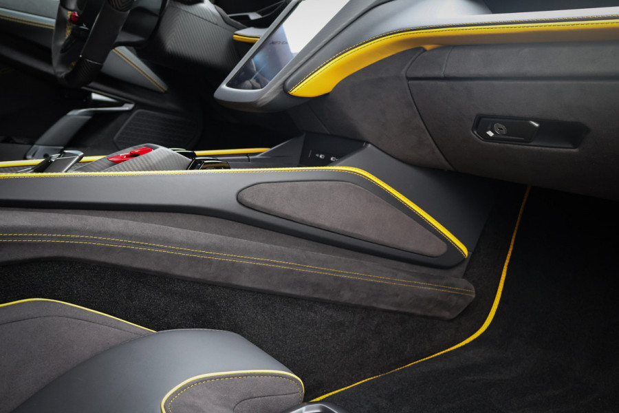 Lamborghini Revuelto | LIFT | CARBON IN & EXTERIEUR | PASSENGER DISPLAY | ADAPTIVE CRUISE | APPLE CARPLAY | SONUS FABER SOUND | PARKING PACK | HEADLA Lamborghini Revuelto | LIFT | CARBON IN & EXTERIEUR | PASSENGER DISPLAY | ADAPTIVE CRUISE | APPLE CARPLAY | SONUS FABER SOUND | PARKING PACK | HEADLA