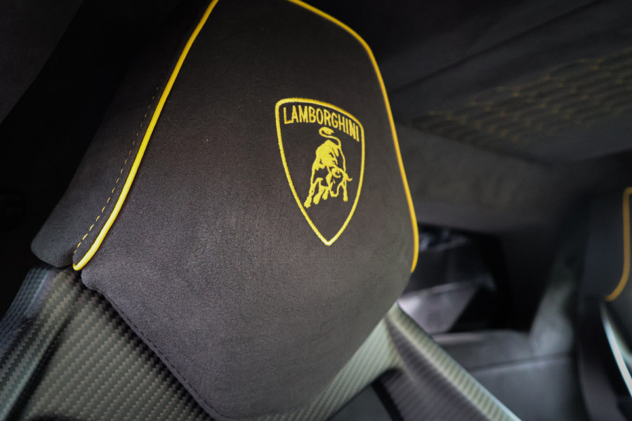 Lamborghini Revuelto | LIFT | CARBON IN & EXTERIEUR | PASSENGER DISPLAY | ADAPTIVE CRUISE | APPLE CARPLAY | SONUS FABER SOUND | PARKING PACK | HEADLA Lamborghini Revuelto | LIFT | CARBON IN & EXTERIEUR | PASSENGER DISPLAY | ADAPTIVE CRUISE | APPLE CARPLAY | SONUS FABER SOUND | PARKING PACK | HEADLA