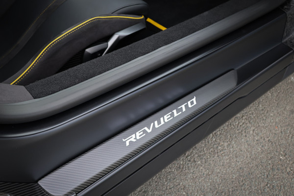 Lamborghini Revuelto | LIFT | CARBON IN & EXTERIEUR | PASSENGER DISPLAY | ADAPTIVE CRUISE | APPLE CARPLAY | SONUS FABER SOUND | PARKING PACK | HEADLA Lamborghini Revuelto | LIFT | CARBON IN & EXTERIEUR | PASSENGER DISPLAY | ADAPTIVE CRUISE | APPLE CARPLAY | SONUS FABER SOUND | PARKING PACK | HEADLA
