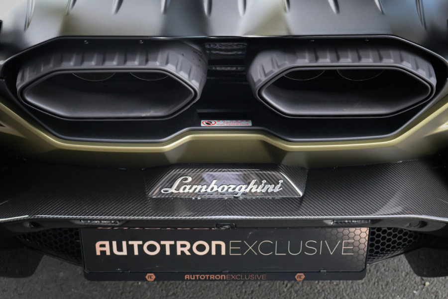 Lamborghini Revuelto | LIFT | CARBON IN & EXTERIEUR | PASSENGER DISPLAY | ADAPTIVE CRUISE | APPLE CARPLAY | SONUS FABER SOUND | PARKING PACK | HEADLA Lamborghini Revuelto | LIFT | CARBON IN & EXTERIEUR | PASSENGER DISPLAY | ADAPTIVE CRUISE | APPLE CARPLAY | SONUS FABER SOUND | PARKING PACK | HEADLA
