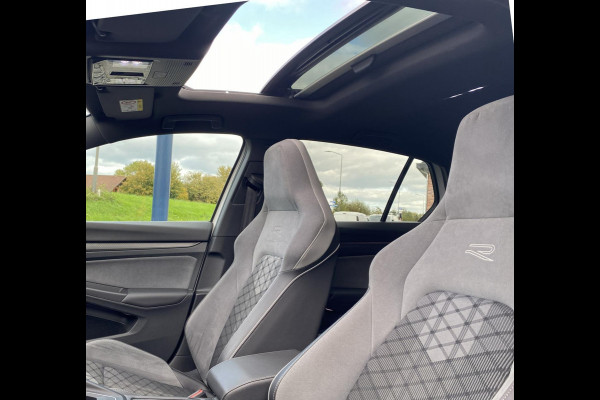 Volkswagen Golf 1.5 eTSI R-Line/ Virtual CP/ Pano/ IQ-light/ Sfeer/Cam/19"/Keyless Volkswagen Golf 1.5 eTSI R-Line/ Virtual CP/ Pano/ IQ-light/ Sfeer/Cam/19"/Keyless