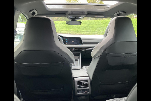 Volkswagen Golf 1.5 eTSI R-Line/ Virtual CP/ Pano/ IQ-light/ Sfeer/Cam/19"/Keyless Volkswagen Golf 1.5 eTSI R-Line/ Virtual CP/ Pano/ IQ-light/ Sfeer/Cam/19"/Keyless