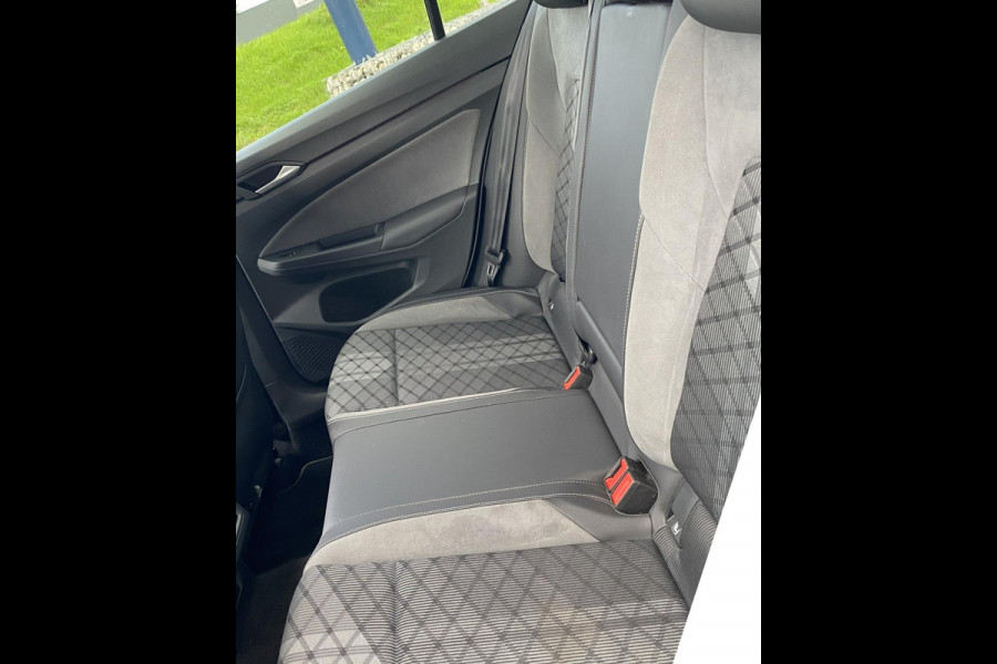 Volkswagen Golf 1.5 eTSI R-Line/ Virtual CP/ Pano/ IQ-light/ Sfeer/Cam/19"/Keyless Volkswagen Golf 1.5 eTSI R-Line/ Virtual CP/ Pano/ IQ-light/ Sfeer/Cam/19"/Keyless