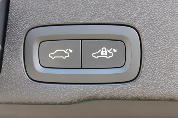 Volvo XC60 2.0 T6 Plug-in hybrid AWD Plus Dark Adaptieve cruise control / Panoramisch schuif-kanteldak / Lederen bekleding / 19" lm velgen / Google infotainment Volvo XC60 2.0 T6 Plug-in hybrid AWD Plus Dark Adaptieve cruise control / Panoramisch schuif-kanteldak / Lederen bekleding / 19" lm velgen / Google infotainment