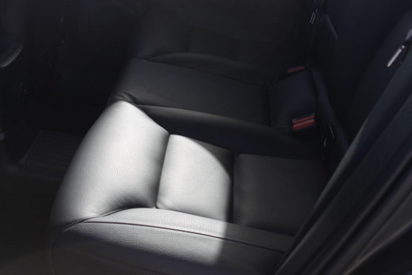 Volvo XC60 2.0 T6 Plug-in hybrid AWD Plus Dark Adaptieve cruise control / Panoramisch schuif-kanteldak / Lederen bekleding / 19" lm velgen / Google infotainment Volvo XC60 2.0 T6 Plug-in hybrid AWD Plus Dark Adaptieve cruise control / Panoramisch schuif-kanteldak / Lederen bekleding / 19" lm velgen / Google infotainment