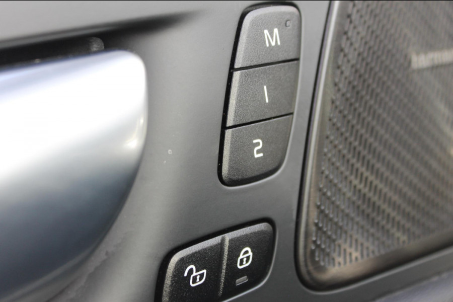 Volvo XC60 2.0 T6 Plug-in hybrid AWD Plus Dark Adaptieve cruise control / Panoramisch schuif-kanteldak / Lederen bekleding / 19" lm velgen / Google infotainment Volvo XC60 2.0 T6 Plug-in hybrid AWD Plus Dark Adaptieve cruise control / Panoramisch schuif-kanteldak / Lederen bekleding / 19" lm velgen / Google infotainment