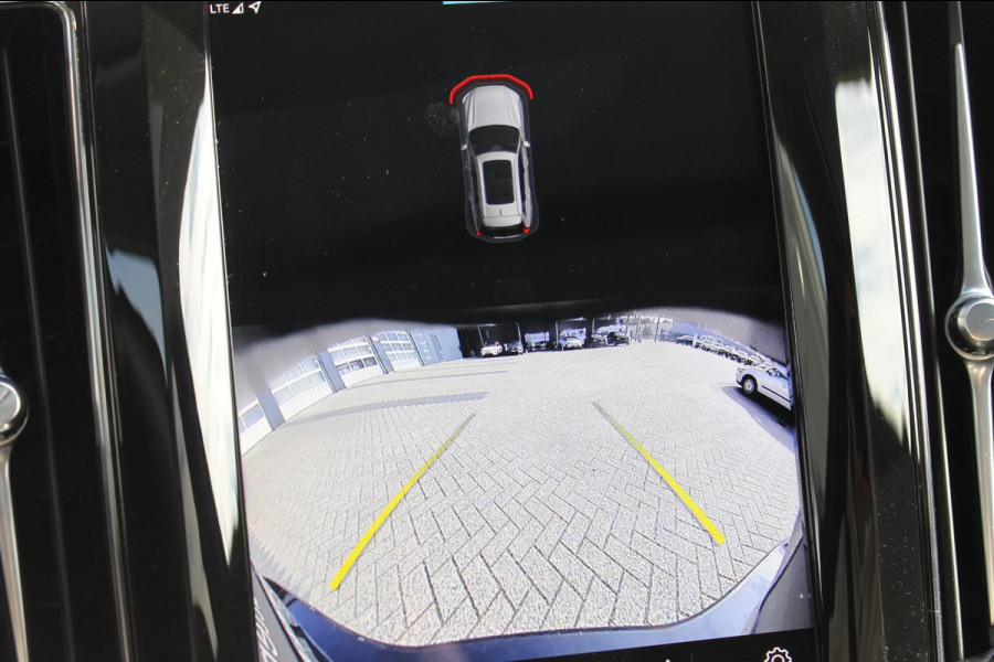 Volvo XC60 2.0 T6 Plug-in hybrid AWD Plus Dark Adaptieve cruise control / Panoramisch schuif-kanteldak / Lederen bekleding / 19" lm velgen / Google infotainment Volvo XC60 2.0 T6 Plug-in hybrid AWD Plus Dark Adaptieve cruise control / Panoramisch schuif-kanteldak / Lederen bekleding / 19" lm velgen / Google infotainment