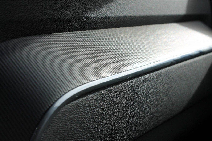 Volvo XC60 2.0 T6 Plug-in hybrid AWD Plus Dark Adaptieve cruise control / Panoramisch schuif-kanteldak / Lederen bekleding / 19" lm velgen / Google infotainment Volvo XC60 2.0 T6 Plug-in hybrid AWD Plus Dark Adaptieve cruise control / Panoramisch schuif-kanteldak / Lederen bekleding / 19" lm velgen / Google infotainment