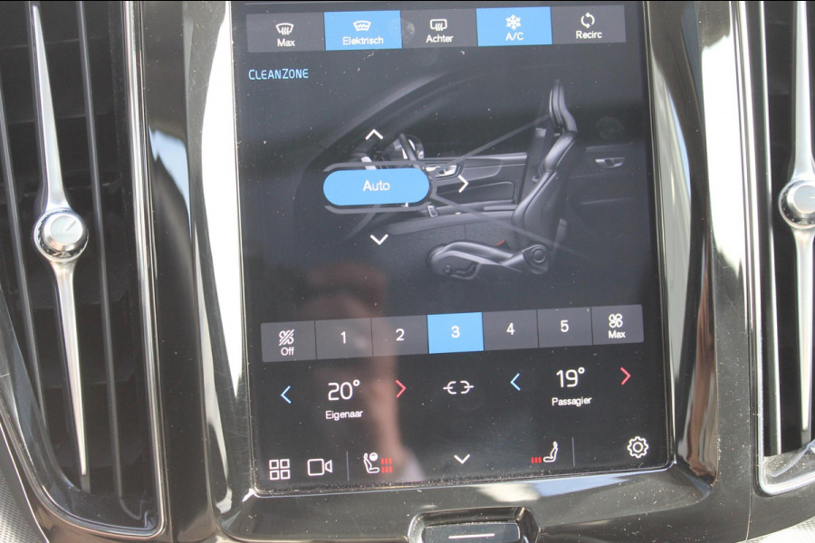 Volvo XC60 2.0 T6 Plug-in hybrid AWD Plus Dark Adaptieve cruise control / Panoramisch schuif-kanteldak / Lederen bekleding / 19" lm velgen / Google infotainment Volvo XC60 2.0 T6 Plug-in hybrid AWD Plus Dark Adaptieve cruise control / Panoramisch schuif-kanteldak / Lederen bekleding / 19" lm velgen / Google infotainment