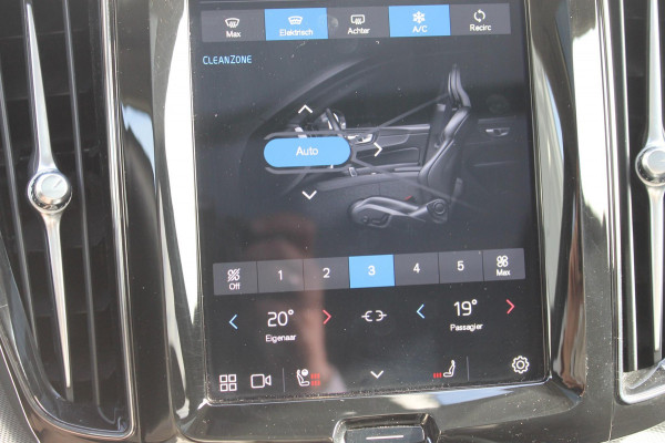 Volvo XC60 2.0 T6 Plug-in hybrid AWD Plus Dark Adaptieve cruise control / Panoramisch schuif-kanteldak / Lederen bekleding / 19" lm velgen / Google infotainment Volvo XC60 2.0 T6 Plug-in hybrid AWD Plus Dark Adaptieve cruise control / Panoramisch schuif-kanteldak / Lederen bekleding / 19" lm velgen / Google infotainment