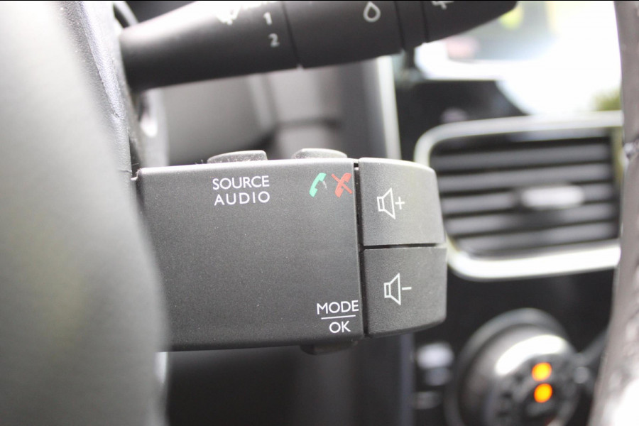 Renault Clio Estate 1.2 TCe Intens Automaat Allseason Panodak Trekhaak Camera !!NIEUWBINNEN!! Renault Clio Estate 1.2 TCe Intens Automaat Allseason Panodak Trekhaak Camera !!NIEUWBINNEN!!