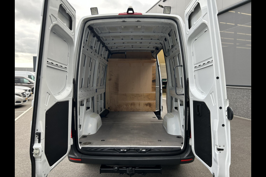Mercedes-Benz Sprinter 317 CDI L2 H2 2800KG Trekhaak / MBUX / Camera / Navigatie / Stand kachel / Airco / 270 Graden achterdeuren