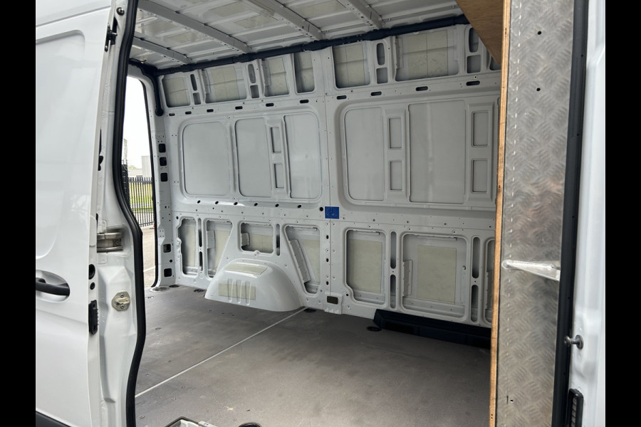 Mercedes-Benz Sprinter 317 CDI L2 H2 2800KG Trekhaak / MBUX / Camera / Navigatie / Stand kachel / Airco / 270 Graden achterdeuren