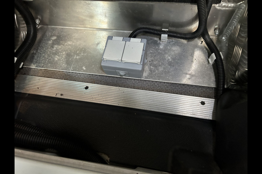 Mercedes-Benz Sprinter 317 CDI L2 H2 2800KG Trekhaak / MBUX / Camera / Navigatie / Stand kachel / Airco / 270 Graden achterdeuren