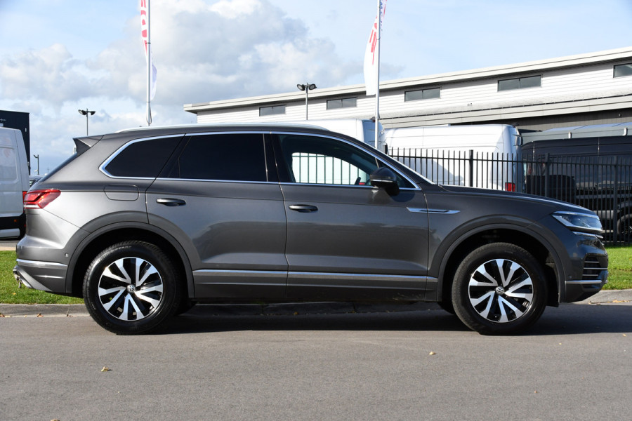 Volkswagen Touareg 3.0 TDI V6 Grijs Kenteken Bpm Vrij Adaptieve Cruise, Camera, Carplay, LED, 3500kg Trekhaak, Stoelverwarming, Automaat, Multimedia, 232pk, BOM VOL Volkswagen Touareg 3.0 TDI V6 Grijs Kenteken Bpm Vrij Adaptieve Cruise, Camera, Carplay, LED, 3500kg Trekhaak, Stoelverwarming, Automaat, Multimedia, 232pk, BOM VOL