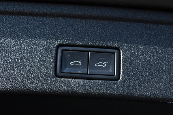 Volkswagen Touareg 3.0 TDI V6 Grijs Kenteken Bpm Vrij Adaptieve Cruise, Camera, Carplay, LED, 3500kg Trekhaak, Stoelverwarming, Automaat, Multimedia, 232pk, BOM VOL Volkswagen Touareg 3.0 TDI V6 Grijs Kenteken Bpm Vrij Adaptieve Cruise, Camera, Carplay, LED, 3500kg Trekhaak, Stoelverwarming, Automaat, Multimedia, 232pk, BOM VOL