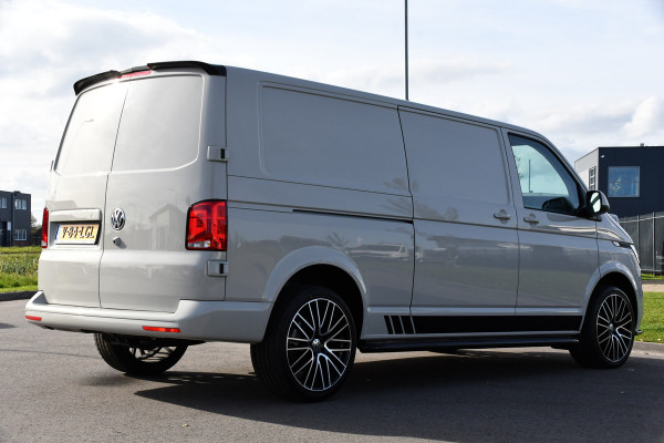 Volkswagen Transporter 2.0 TDI L2H1 PB Edition Camera, Cruise, Carplay, Leder, 150pk, Automaat, Multimedia, laadruimte pakket, Uniek! Volkswagen Transporter 2.0 TDI L2H1 PB Edition Camera, Cruise, Carplay, Leder, 150pk, Automaat, Multimedia, laadruimte pakket, Uniek!