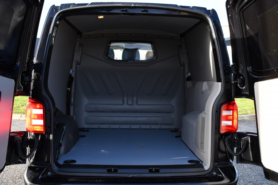 Volkswagen Transporter 2.0 TDI L2H1 DC 4Motion Highline Black Edition Camera, Cruise, Automaat, Multimedia, 204Pk, 2 x schuifdeur, LED, Uniek! Volkswagen Transporter 2.0 TDI L2H1 DC 4Motion Highline Black Edition Camera, Cruise, Automaat, Multimedia, 204Pk, 2 x schuifdeur, LED, Uniek!