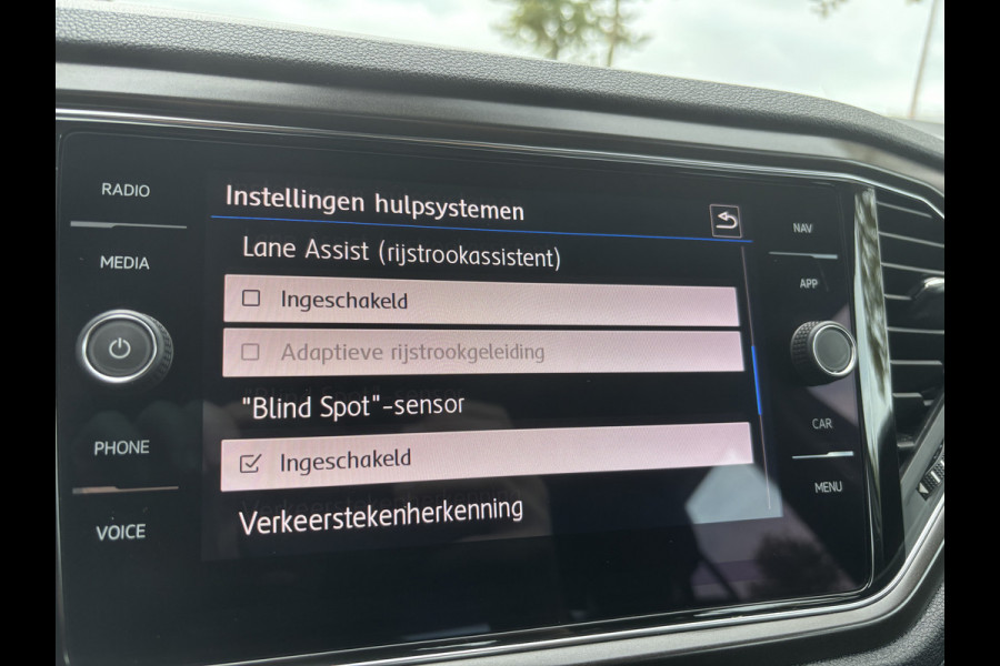 Volkswagen T-Roc 1.5 TSI Style Business | Automaat | Trekhaak | Virtual Cockpit | Topstaat!