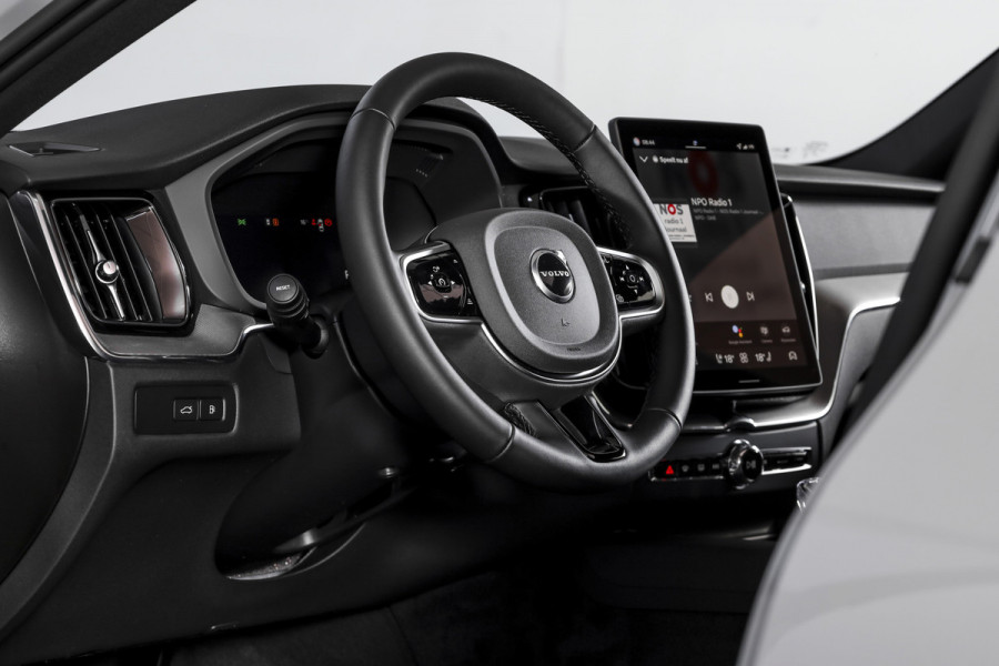 Volvo XC60 2.0 T8 Plug-in hybrid AWD Plus Black Edition - Automaat | S/K Panodak | Dig.Cockpit | Adapt.Cruise | Stoel-+Stuurverw. | 360 Camera | NAV+App.Connect | Auto.Airco | Harmon Kardon | LM 21" | 2481