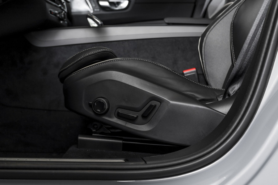 Volvo XC60 2.0 T8 Plug-in hybrid AWD Plus Black Edition - Automaat | S/K Panodak | Dig.Cockpit | Adapt.Cruise | Stoel-+Stuurverw. | 360 Camera | NAV+App.Connect | Auto.Airco | Harmon Kardon | LM 21" | 2481