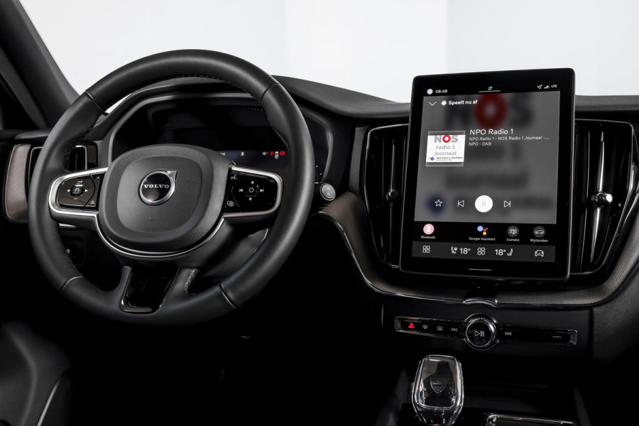 Volvo XC60 2.0 T8 Plug-in hybrid AWD Plus Black Edition - Automaat | S/K Panodak | Dig.Cockpit | Adapt.Cruise | Stoel-+Stuurverw. | 360 Camera | NAV+App.Connect | Auto.Airco | Harmon Kardon | LM 21" | 2481
