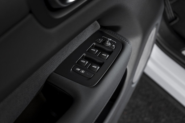Volvo XC60 2.0 T8 Plug-in hybrid AWD Plus Black Edition - Automaat | S/K Panodak | Dig.Cockpit | Adapt.Cruise | Stoel-+Stuurverw. | 360 Camera | NAV+App.Connect | Auto.Airco | Harmon Kardon | LM 21" | 2481