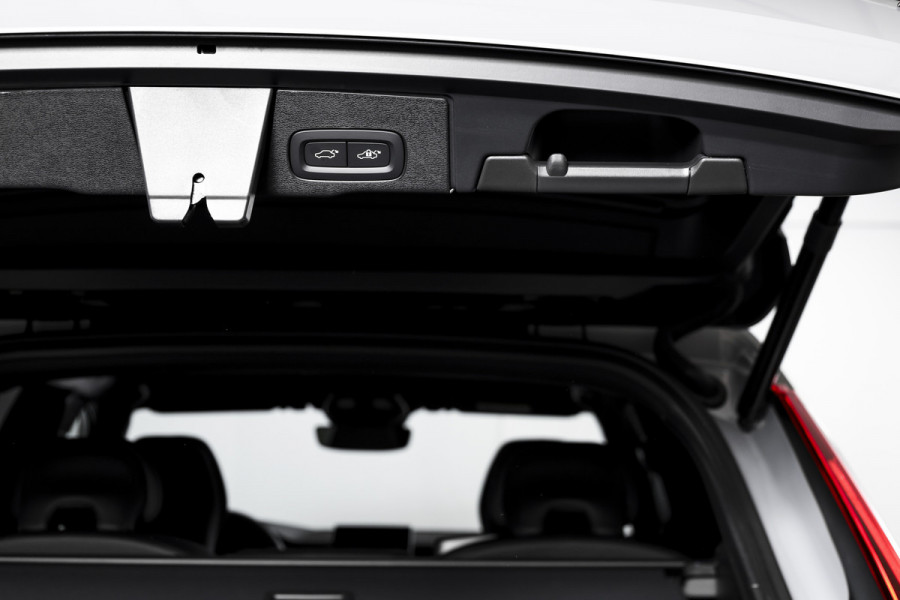 Volvo XC60 2.0 T8 Plug-in hybrid AWD Plus Black Edition - Automaat | S/K Panodak | Dig.Cockpit | Adapt.Cruise | Stoel-+Stuurverw. | 360 Camera | NAV+App.Connect | Auto.Airco | Harmon Kardon | LM 21" | 2481