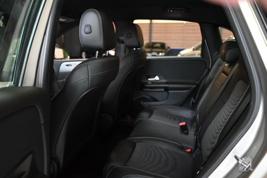 Mercedes-Benz B-Klasse 180 Business Solution Plus - Stoelverwarming - Achteruitrijcamera - LED Koplampen - El. Kofferklep -