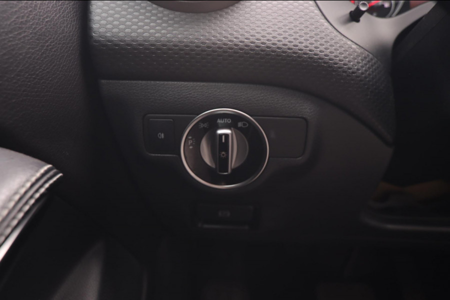 Mercedes-Benz A-Klasse 180 AMG-Line Pano Sportstoelen Led Navi Camera Parkeersensor V+A Cruise Control Sfeerverlichting
