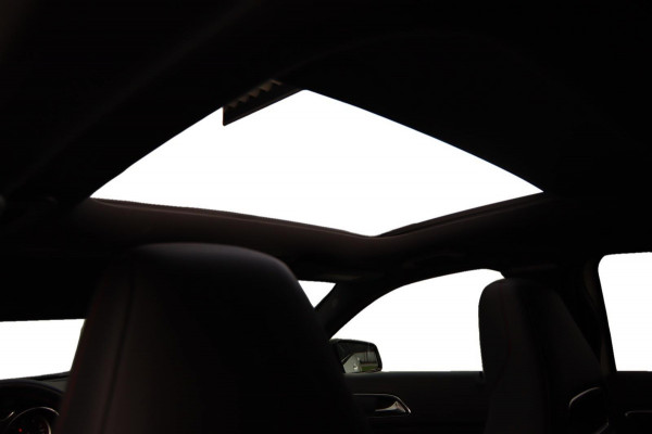 Mercedes-Benz A-Klasse 180 AMG-Line Pano Sportstoelen Led Navi Camera Parkeersensor V+A Cruise Control Sfeerverlichting