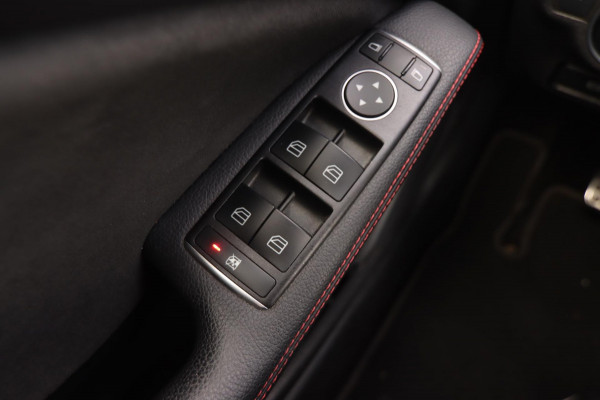 Mercedes-Benz A-Klasse 180 AMG-Line Pano Sportstoelen Led Navi Camera Parkeersensor V+A Cruise Control Sfeerverlichting