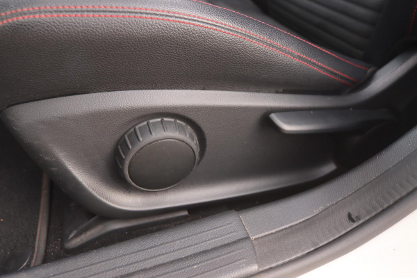 Mercedes-Benz A-Klasse 180 AMG-Line Pano Sportstoelen Led Navi Camera Parkeersensor V+A Cruise Control Sfeerverlichting