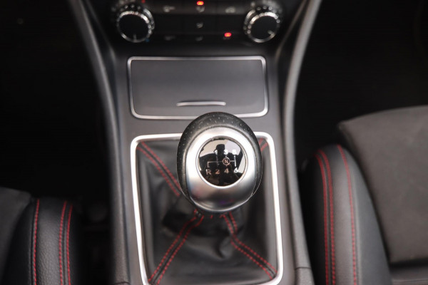 Mercedes-Benz A-Klasse 180 AMG-Line Pano Sportstoelen Led Navi Camera Parkeersensor V+A Cruise Control Sfeerverlichting