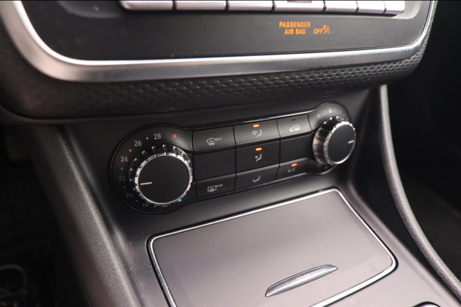 Mercedes-Benz A-Klasse 180 AMG-Line Pano Sportstoelen Led Navi Camera Parkeersensor V+A Cruise Control Sfeerverlichting