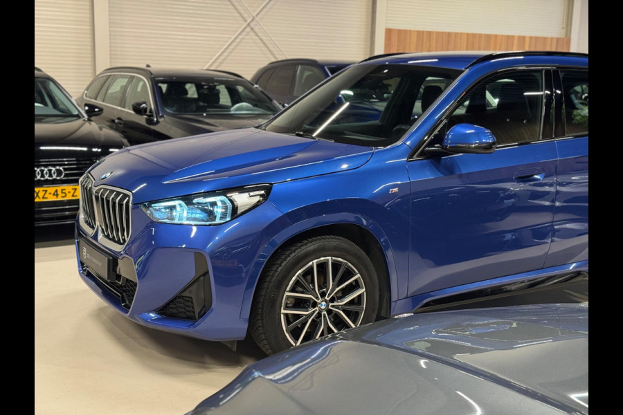 BMW X1 SDrive18i M-Pakket, Facelift, Wide Screen, Apple Carplay, Android Auto, Voll Led, Ambiënte Light, Camera, Cruise, Clima BMW X1 SDrive18i M-Pakket, Facelift, Wide Screen, Apple Carplay, Android Auto, Voll Led, Ambiënte Light, Camera, Cruise, Clima