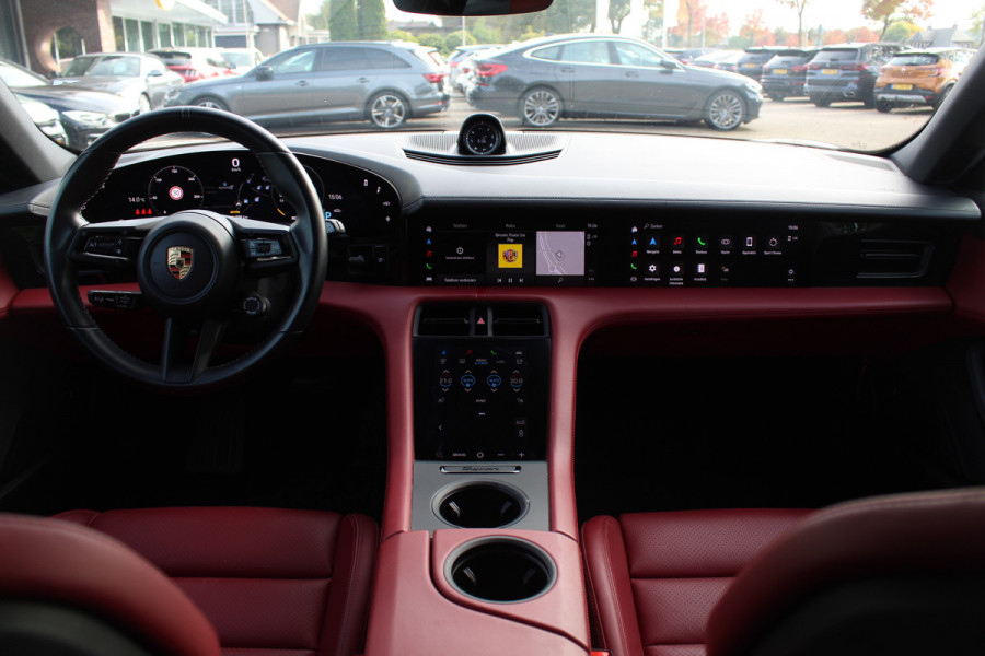 Porsche Taycan Cross Turismo 4 93 kWh / Panoramadak / 360Camera / Passenger Display / Sportdesign + Chrono / 21'' / Bose / Luchtvering / Keyless / Stuur+Stoelverwarming / Dodehoek / DAB / ACC Porsche Taycan Cross Turismo 4 93 kWh / Panoramadak / 360Camera / Passenger Display / Sportdesign + Chrono / 21'' / Bose / Luchtvering / Keyless / Stuur+Stoelverwarming / Dodehoek / DAB / ACC