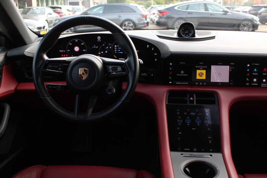 Porsche Taycan Cross Turismo 4 93 kWh / Panoramadak / 360Camera / Passenger Display / Sportdesign + Chrono / 21'' / Bose / Luchtvering / Keyless / Stuur+Stoelverwarming / Dodehoek / DAB / ACC Porsche Taycan Cross Turismo 4 93 kWh / Panoramadak / 360Camera / Passenger Display / Sportdesign + Chrono / 21'' / Bose / Luchtvering / Keyless / Stuur+Stoelverwarming / Dodehoek / DAB / ACC