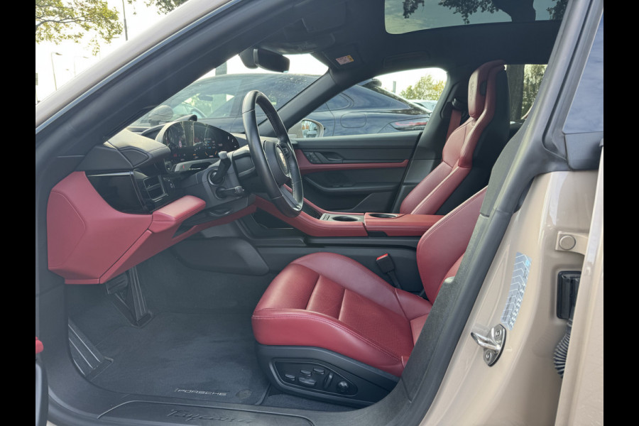 Porsche Taycan Cross Turismo 4 93 kWh / Panoramadak / 360Camera / Passenger Display / Sportdesign + Chrono / 21'' / Bose / Luchtvering / Keyless / Stuur+Stoelverwarming / Dodehoek / DAB / ACC Porsche Taycan Cross Turismo 4 93 kWh / Panoramadak / 360Camera / Passenger Display / Sportdesign + Chrono / 21'' / Bose / Luchtvering / Keyless / Stuur+Stoelverwarming / Dodehoek / DAB / ACC